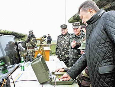 Виктор Янукович запускает ракету
